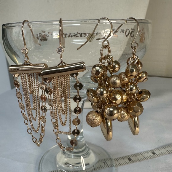 Two pair of feminine dainty style goldtone earrings - Picture 1 of 6